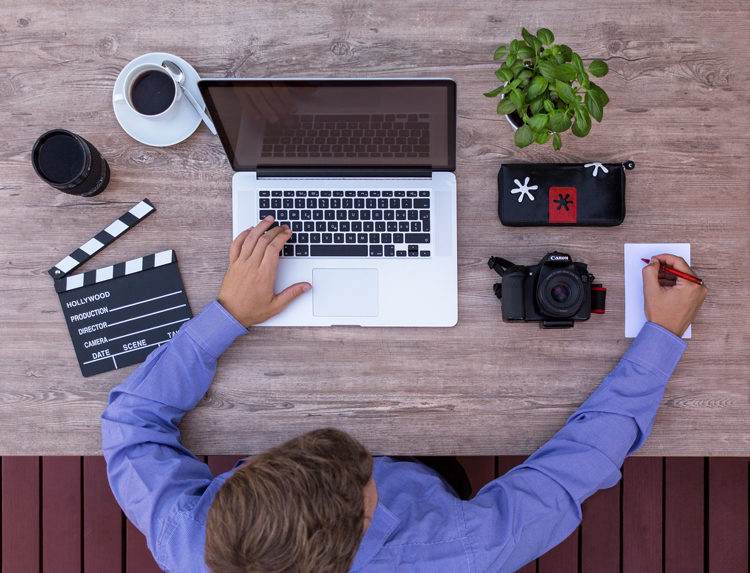 filmmaker-2838932_1920